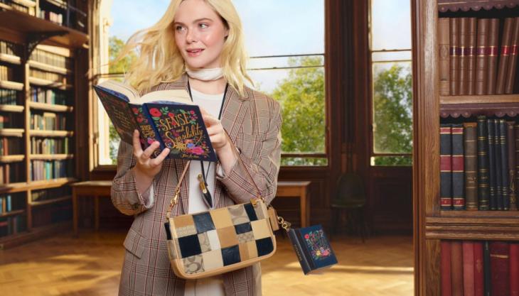 Ель Фаннінг з книжкою в руках