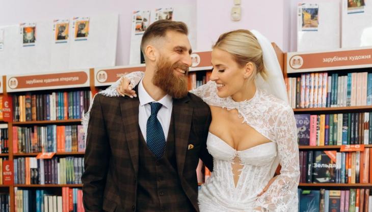 Павло Вишебаба та Анжеліка Кравець у книгарні