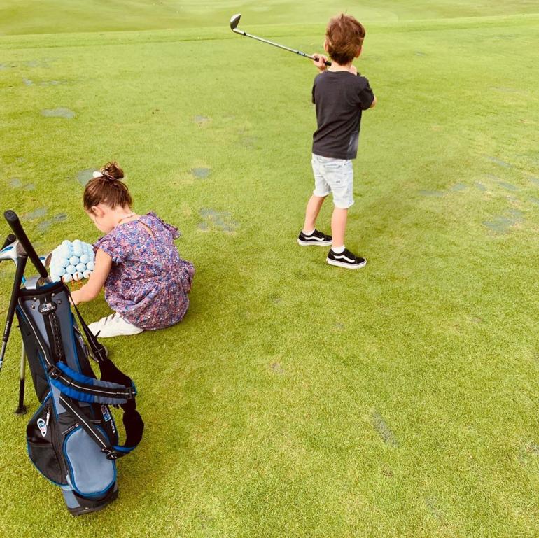 Робби Уильямс играет в гольф с детьми