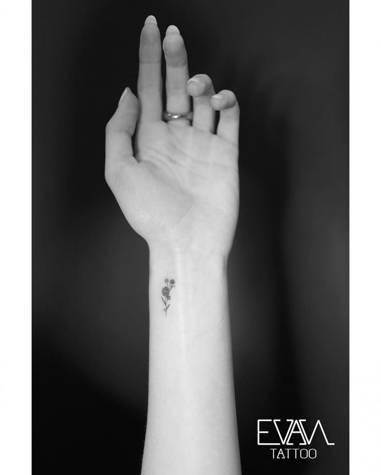 Рука Кайи Гербер с татуировкой цветком