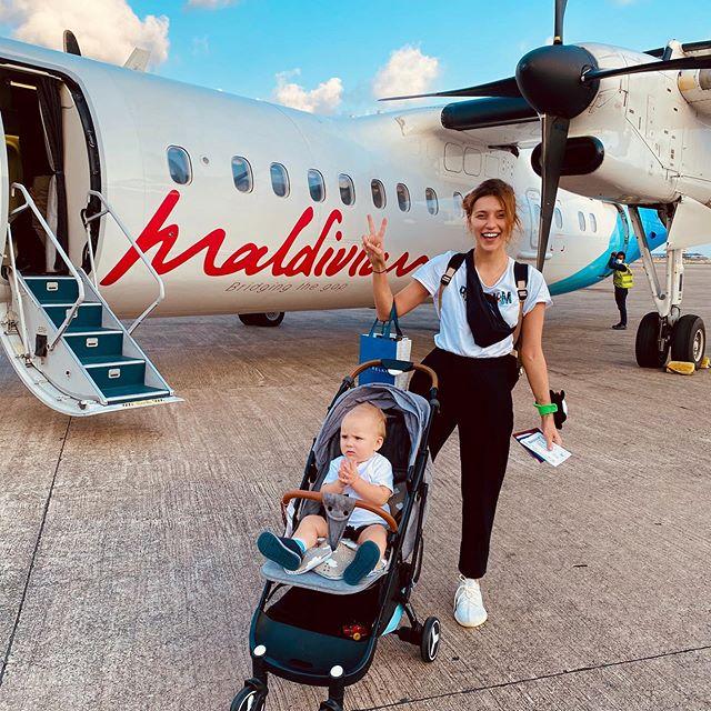 Регина Тодоренко с сыном возле самолета
