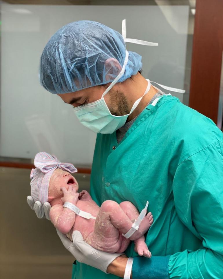 Энрике Иглесиса с новорожденной дочкой на руках