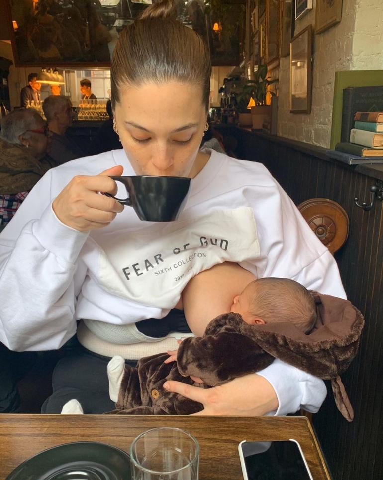 Эшли Грэм кормит сына грудью в кафе