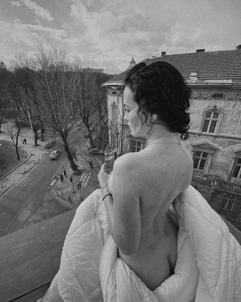Даша Астафьева голая на балконе зимой