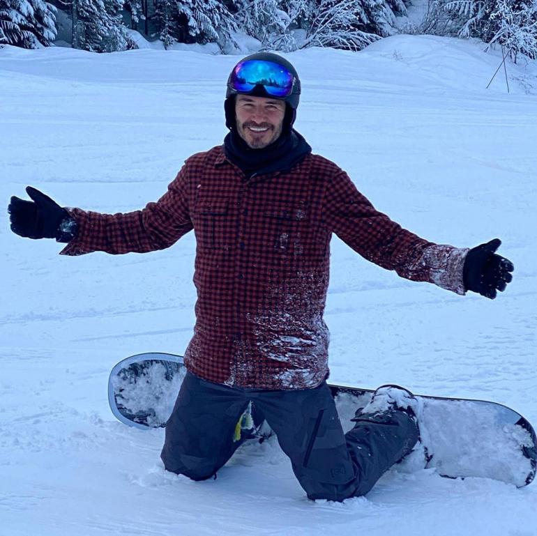 Дэвид Бекхэм на коленях со сноубордом