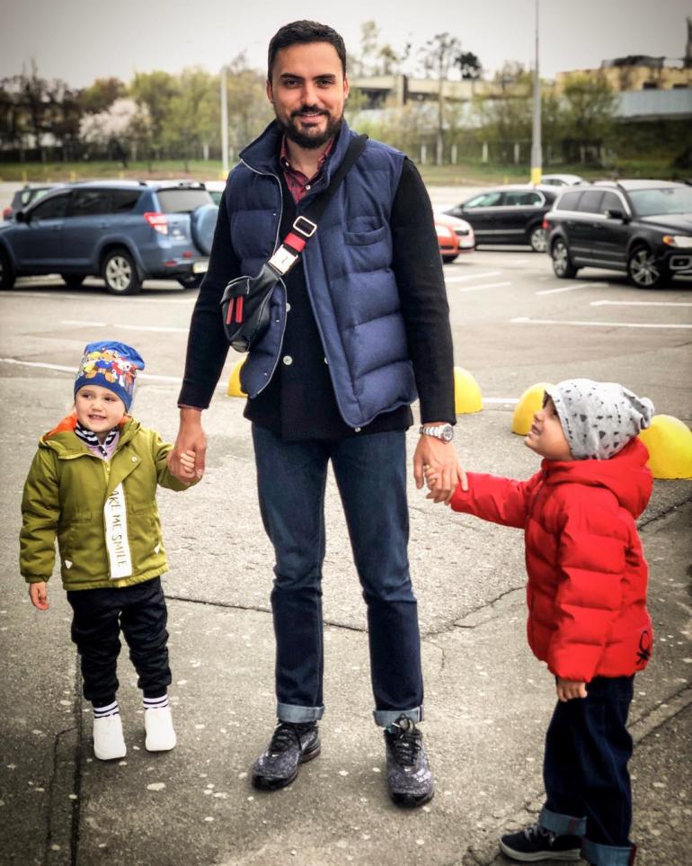 Эдгар Каминский с детьми на улице