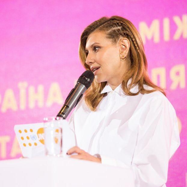 Елена Зеленская выстцпает с трибуны на форуме