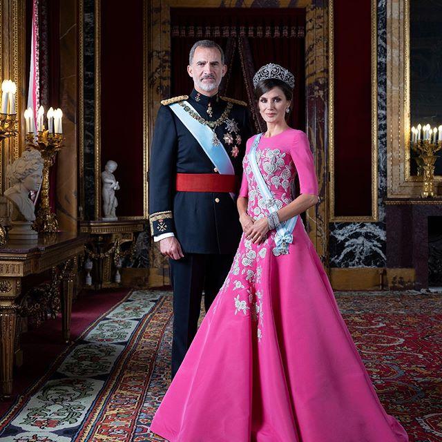 Король ФилиппVI и королева Летиция стоят в зале дворца