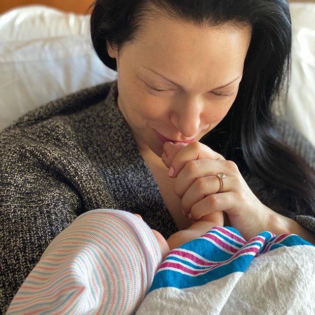 Лора Препон с новорожденным