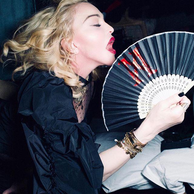 Мадонна с веером