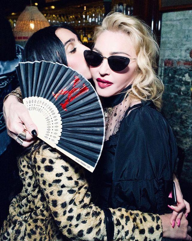 Мадонна с веером и дочкой Лурдес