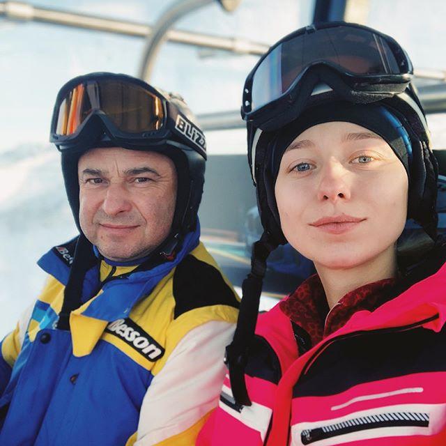 Виктор Павлик с невестой в шлемах для катания на лыжах