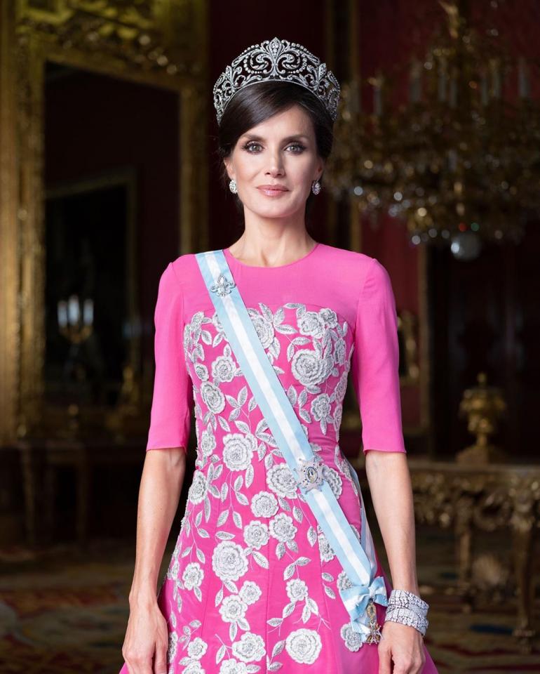 Королева Летиция в розовом платье во дворце