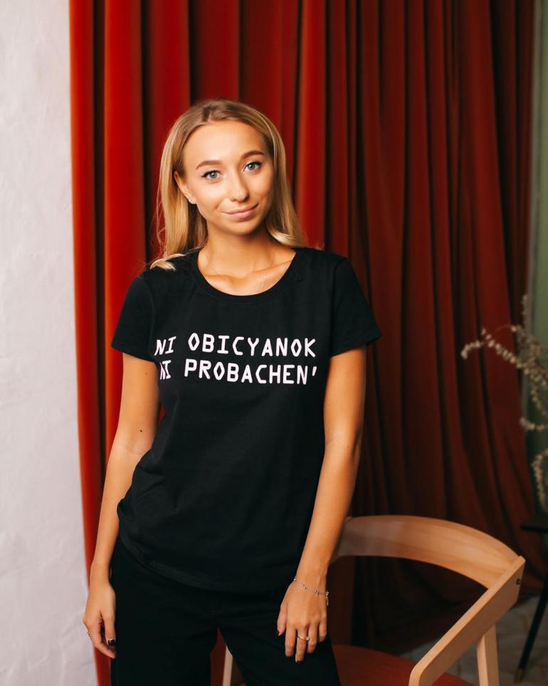 Екатерина Репяхова в черное футболке