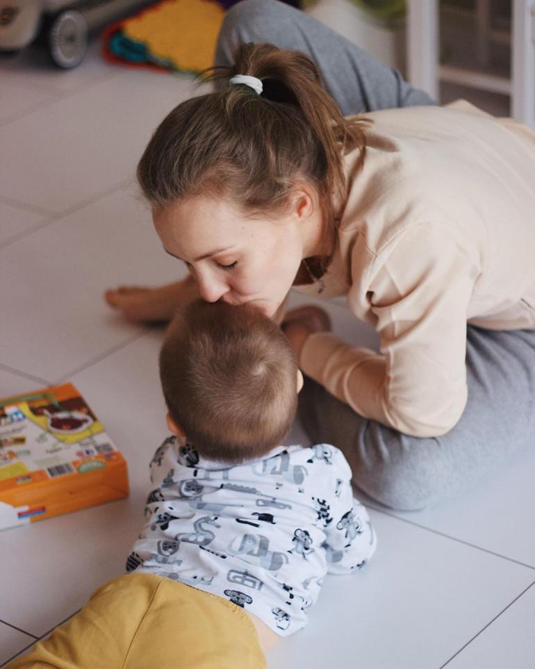 Алена Шоптенко  целует сына в голову