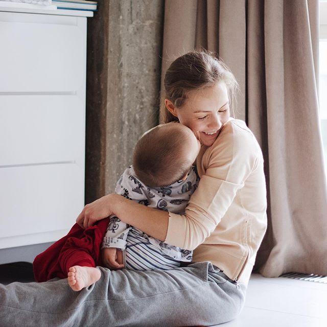 Алена Шоптенко сидит обнимает сына