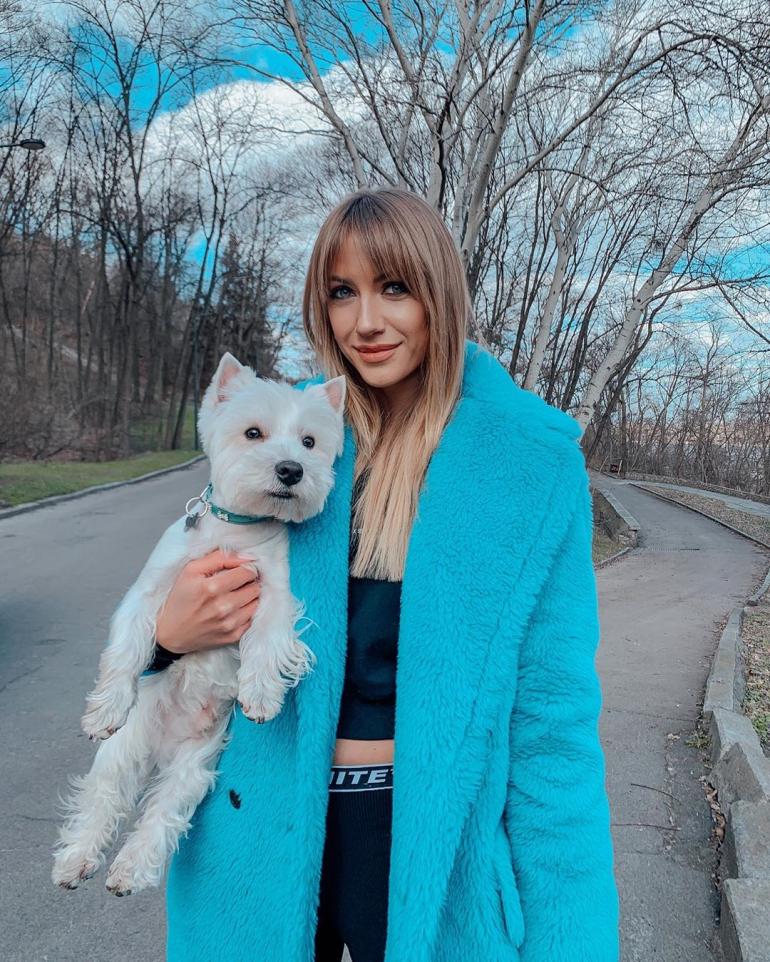 Леся Никитюк с собачкой в голубом пальто