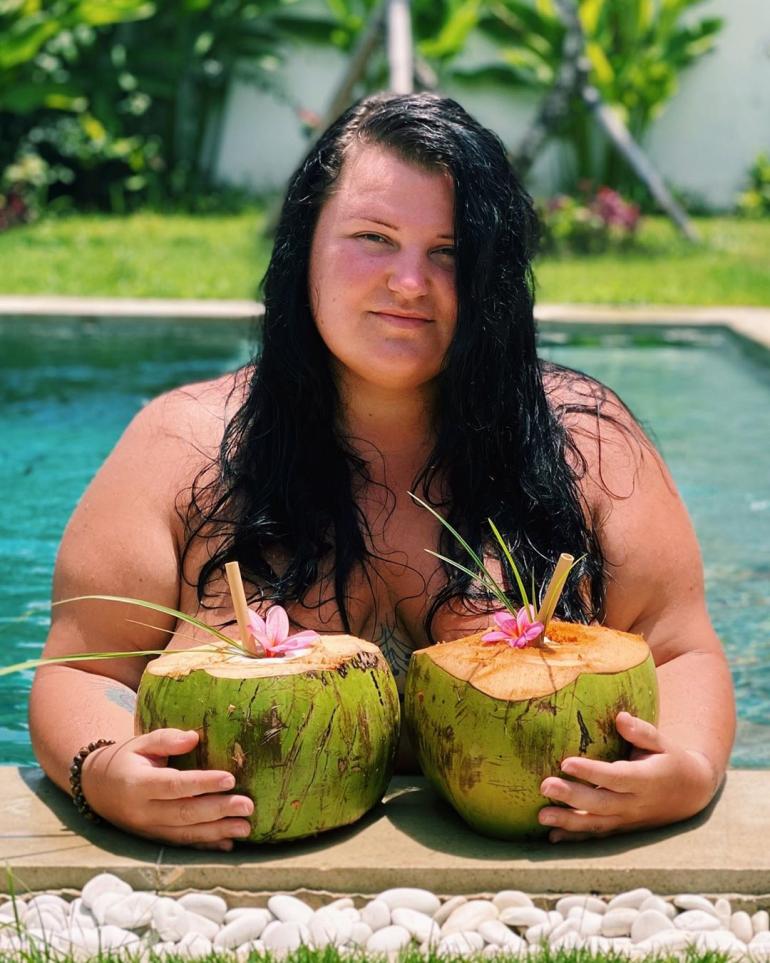 alyona alyona  в бассейне с кокосами