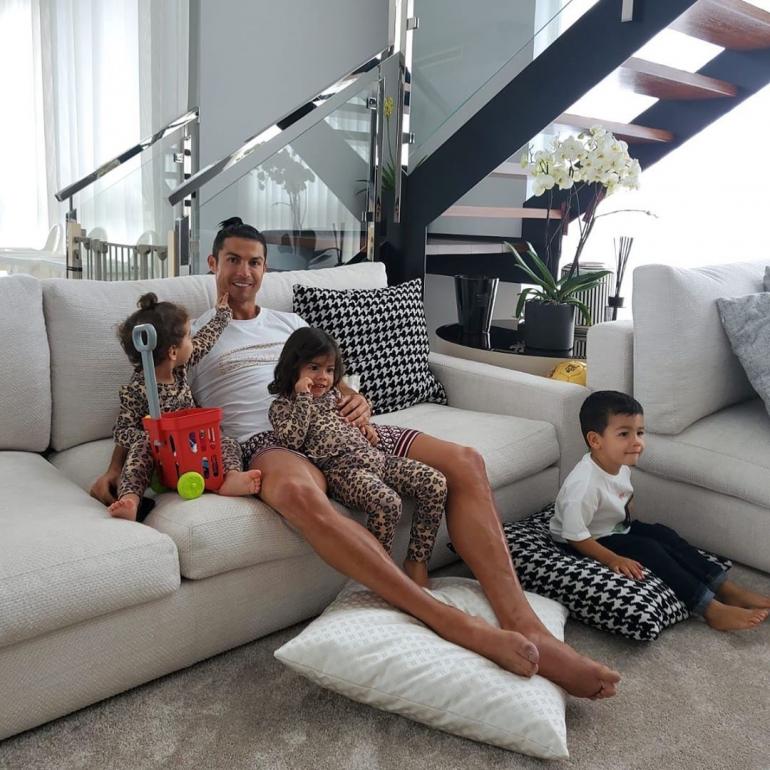 Роналду с детьми сидит на диване