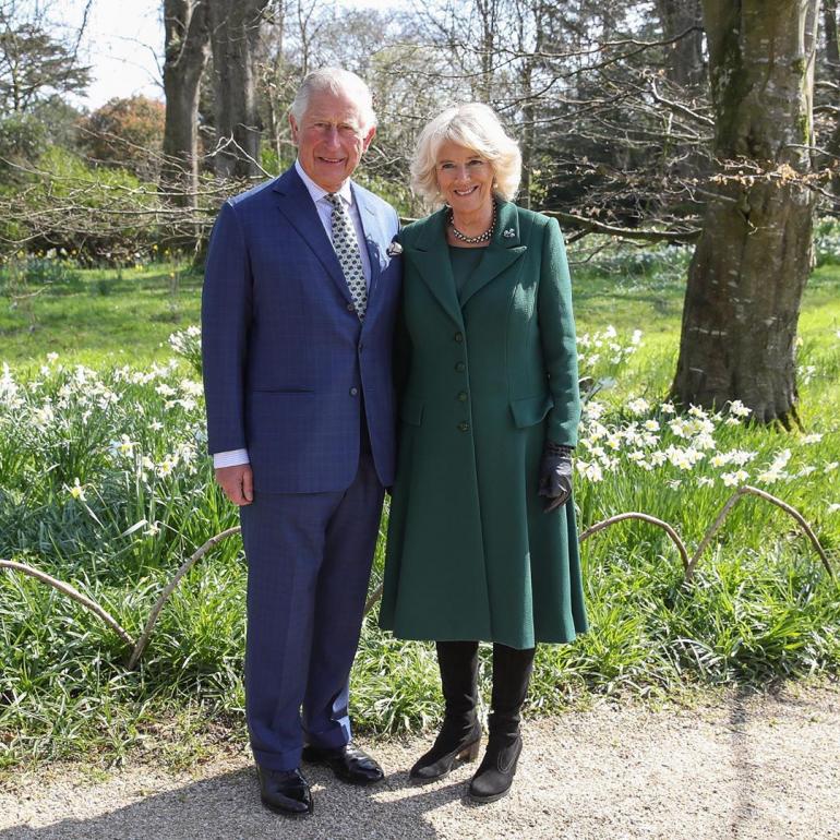 Принц Чарльз с женой  стоят в саду