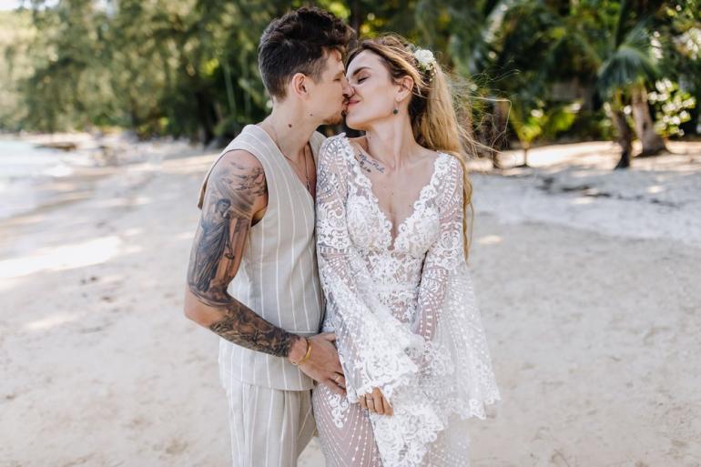 MamaRika и Сергей Середа  на пляже целуются