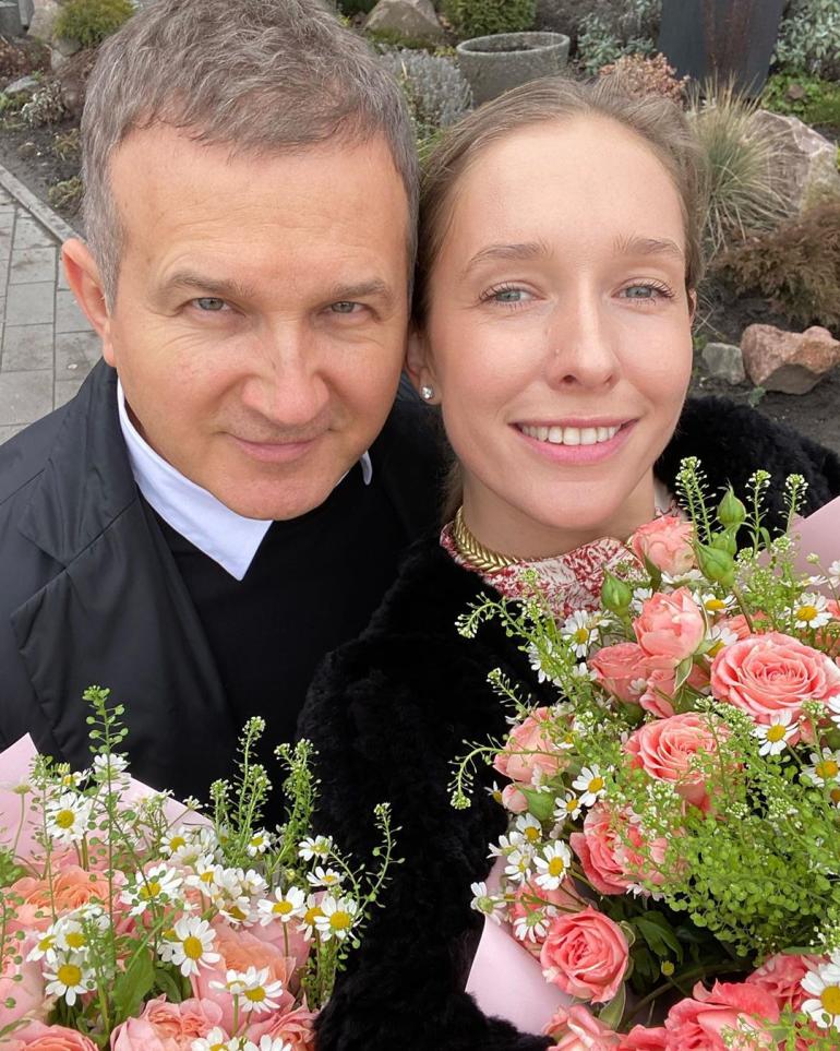 Горбунов и Осадчая с букетом цветов