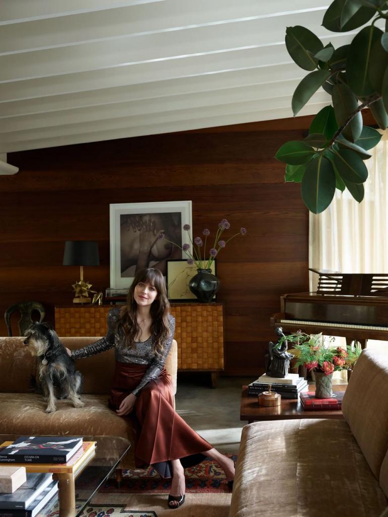 актриса с собакой сидит на диване