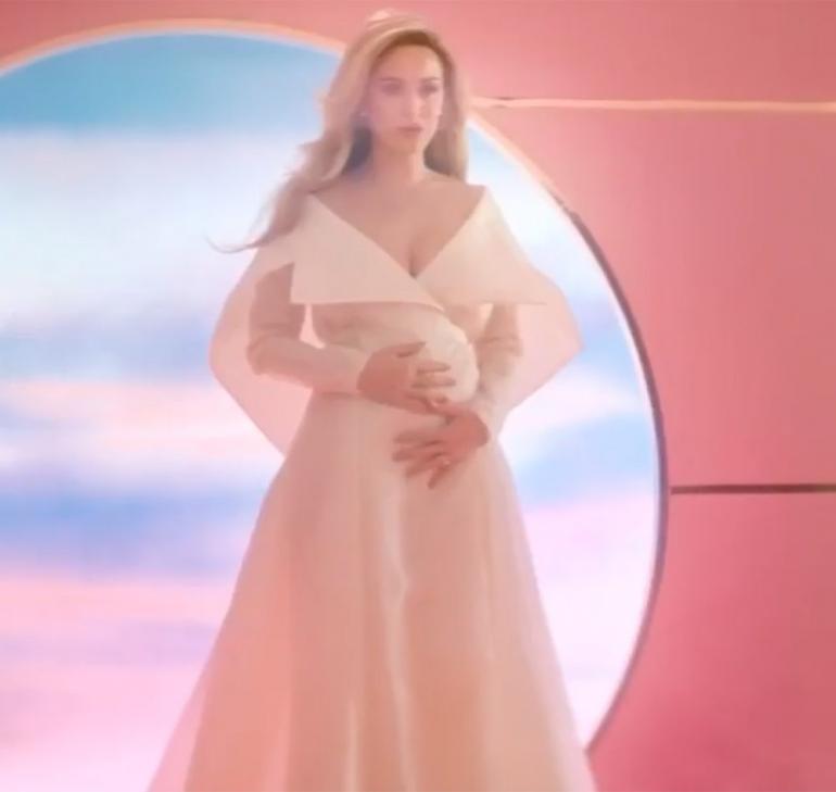 Кэти Перри беременная стоит в розовом