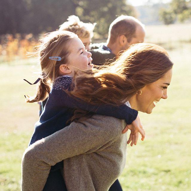 Кейт Миддлтон с ребенком на плечах