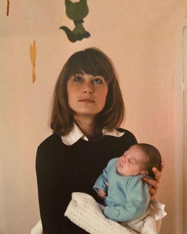 Девушка с младенцем на руках