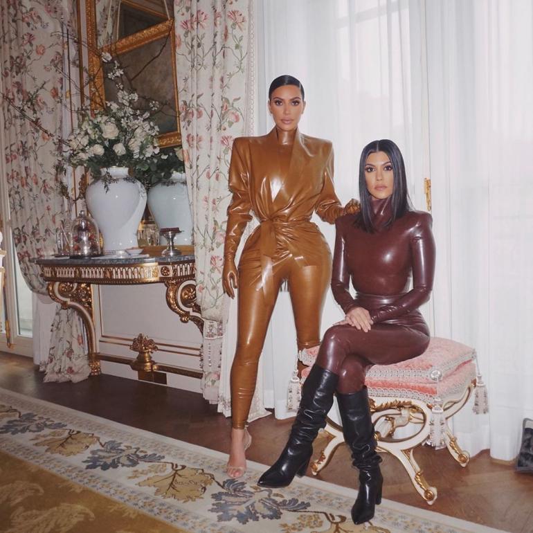 Ким Кардашьян с сестрой в отеле