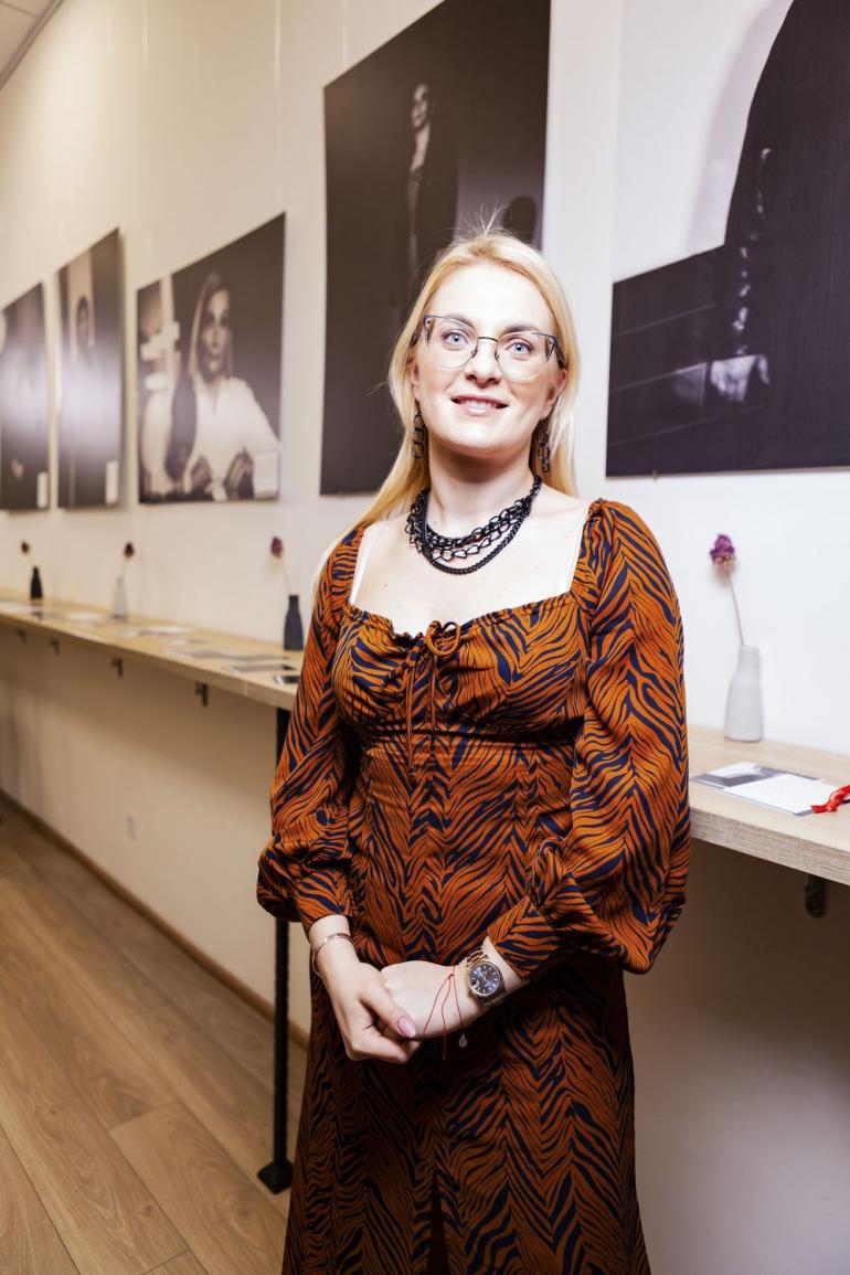 Ольга Сердюк стоит на выставке