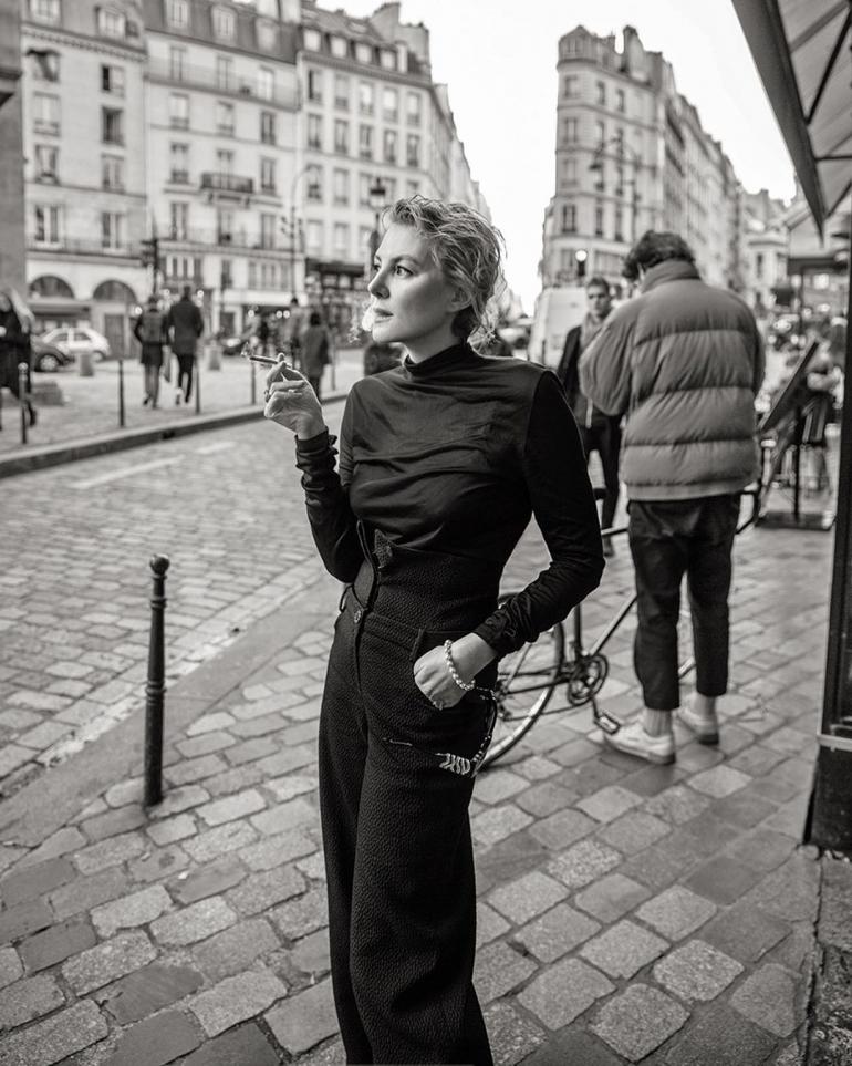Рената Литвинова стоит и курит на улице