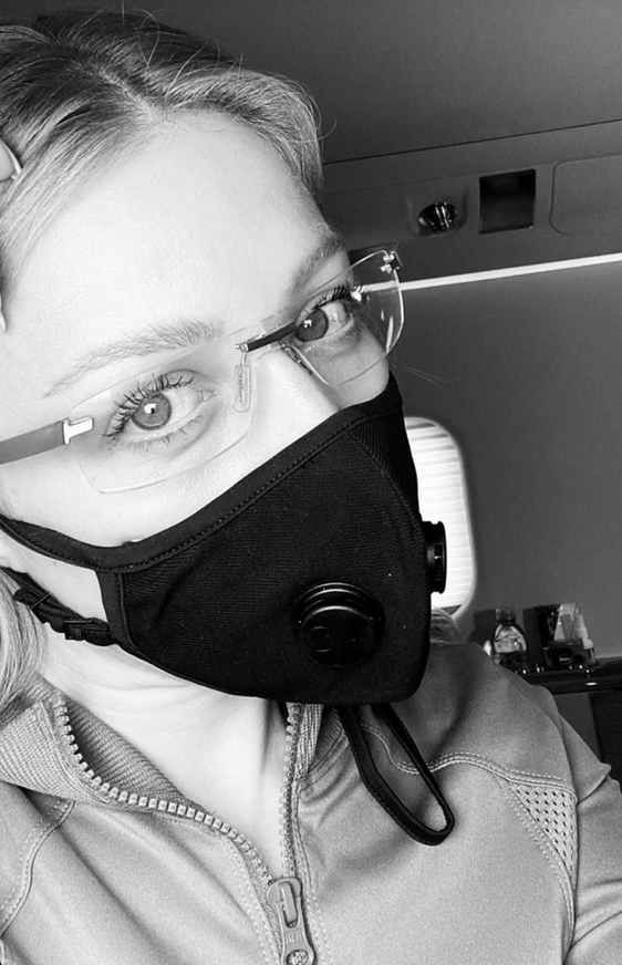 Тина Кароль с помощью маски защищается от коронавируса