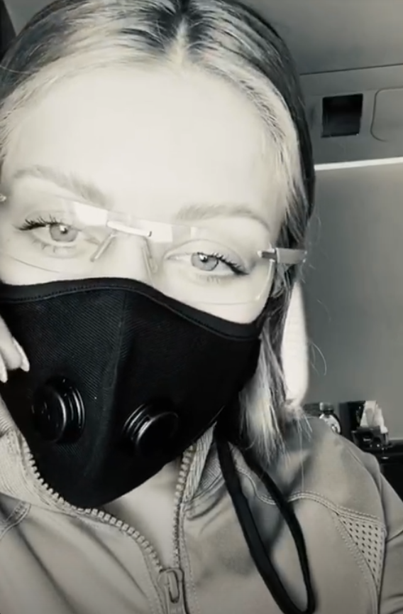 Тина Кароль носит защитную маску от коронавируса