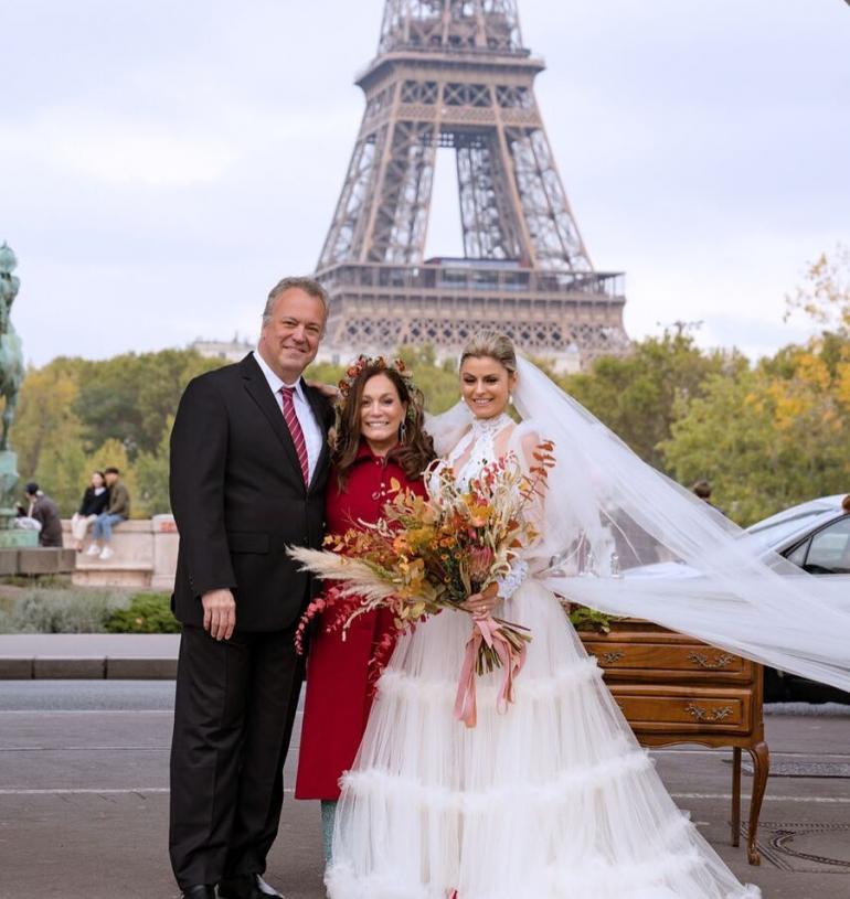 Сузана с сыном и невесткой в Париже стоит на улице