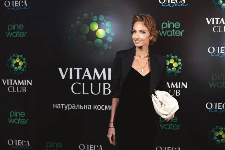 Мирослава Ульянина стоит на черном баннере