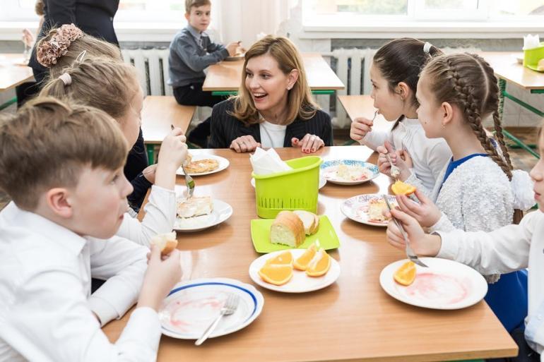 Елена Зеленская за столом с детьми