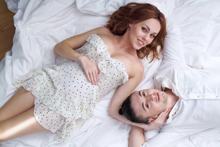 Беременная Алеша и Тарас Тополя лежат на кровати