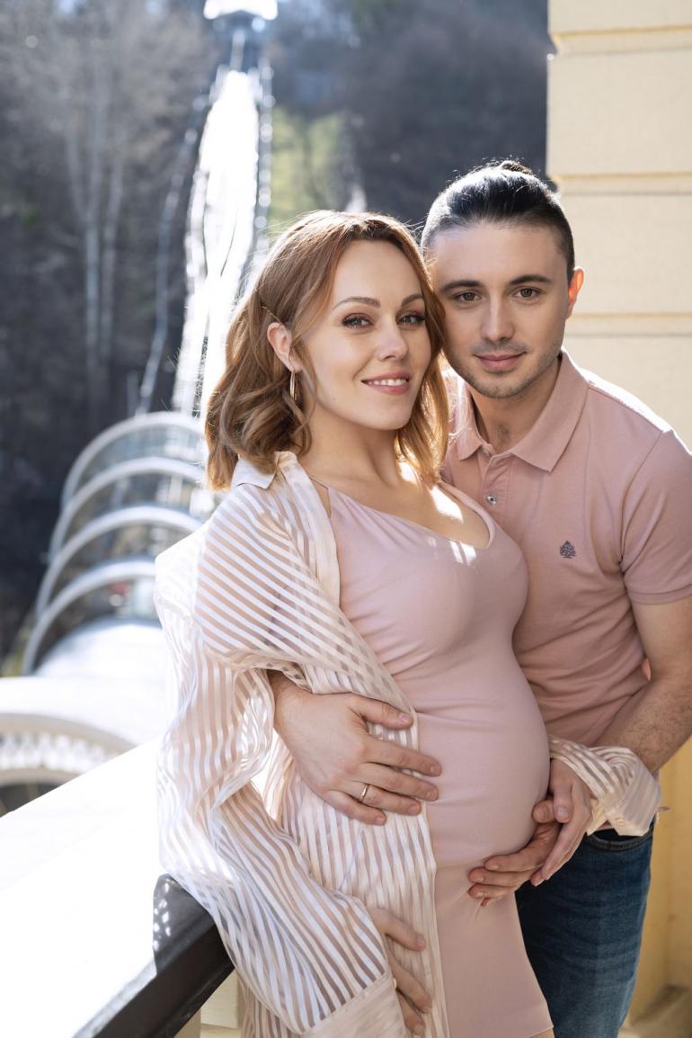Беременная Алеша и Тарас Тополя стоят на балконе