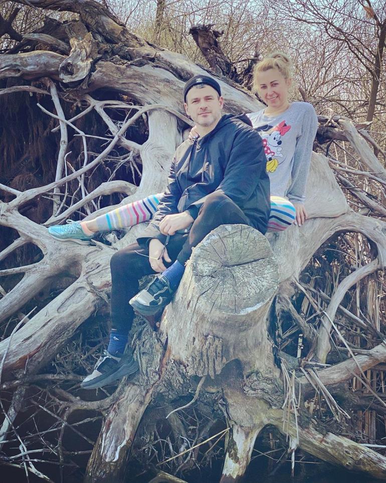 Арсен и Тоня  сидят на корне дерева