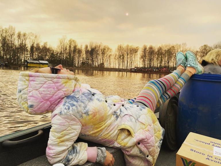 Тоня Матвиенко лежит в лодке