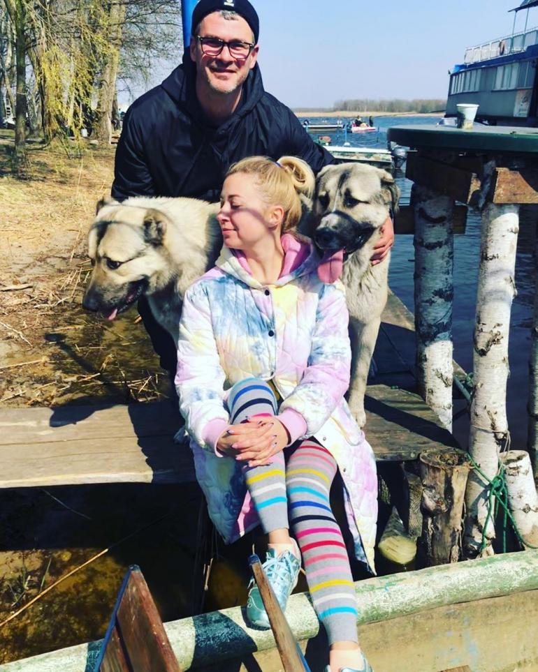 Арсен Мирзоян и Тоня Матвиенко сидят возле речки с собаками