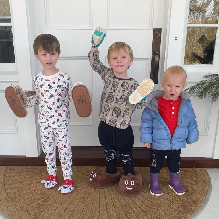 Три маленьких мальчика стоят у двери