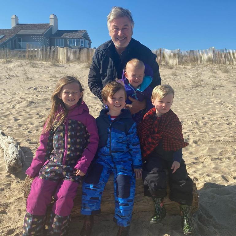 Алек Болдуин с детьми на пляже