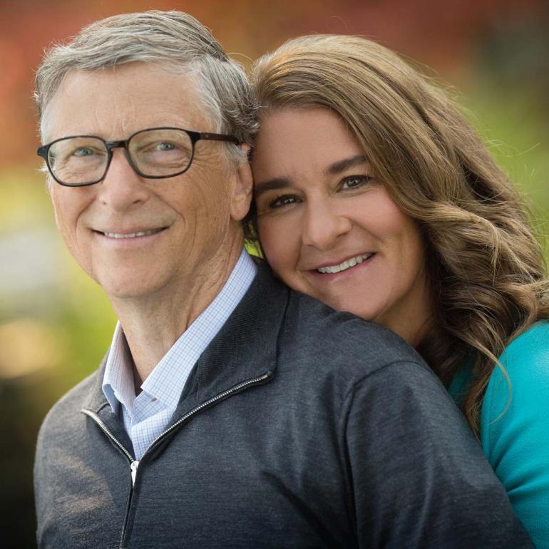 Билл Гейтс и его жена Мелинда Гейтс обнимаются