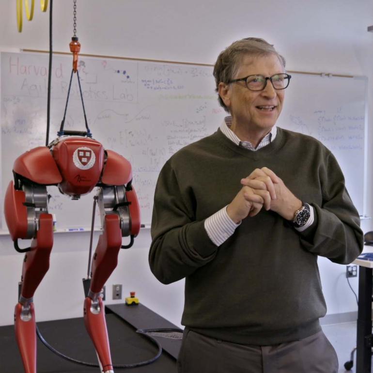 Билл Гейтс возле робота