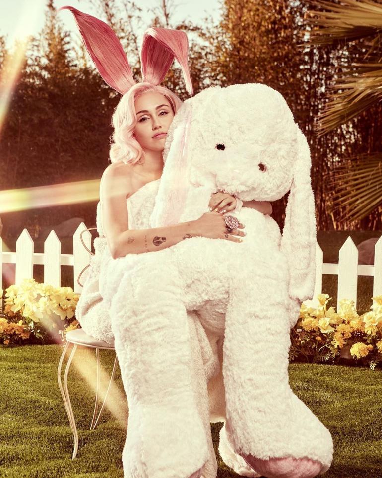 Майли Сайрус с белым игрушечным кроликом