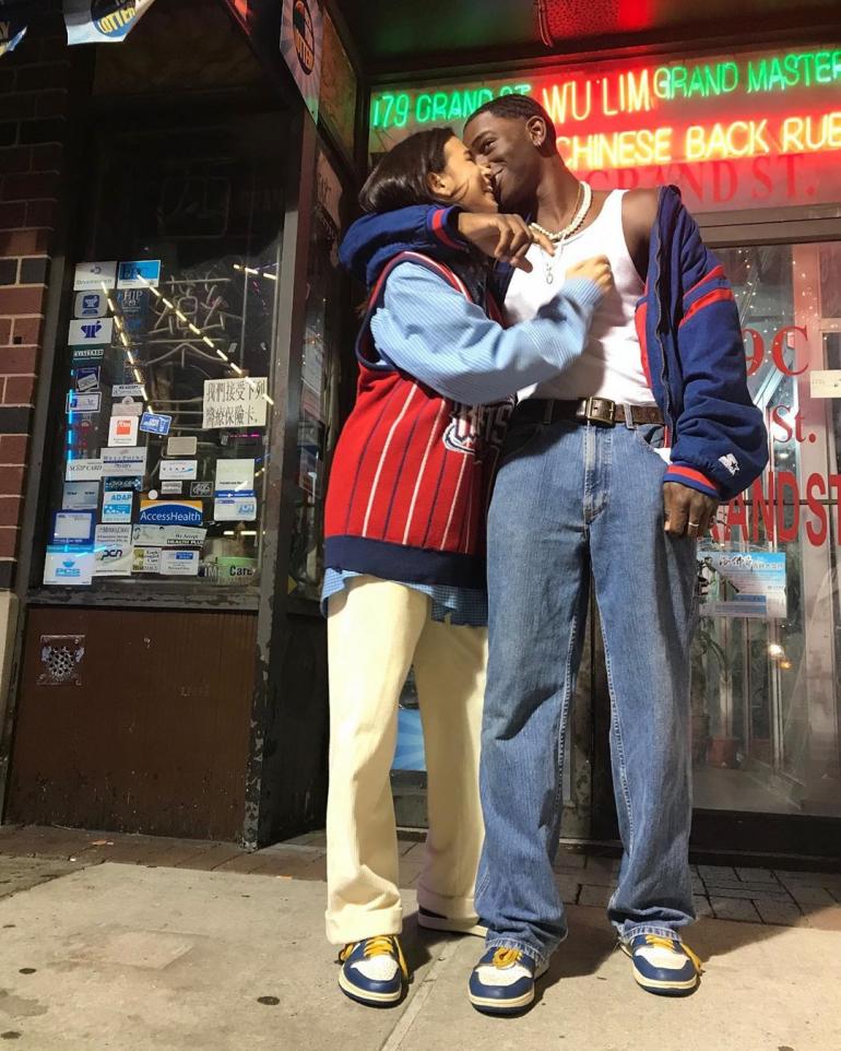 Девушка с парнем стоят на улице и целуются