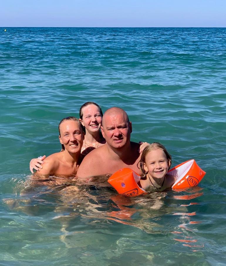 Кошевой с женой и дочками купается в море